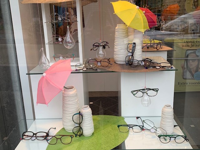 Etalage Vroman Optics Augustus September 2025