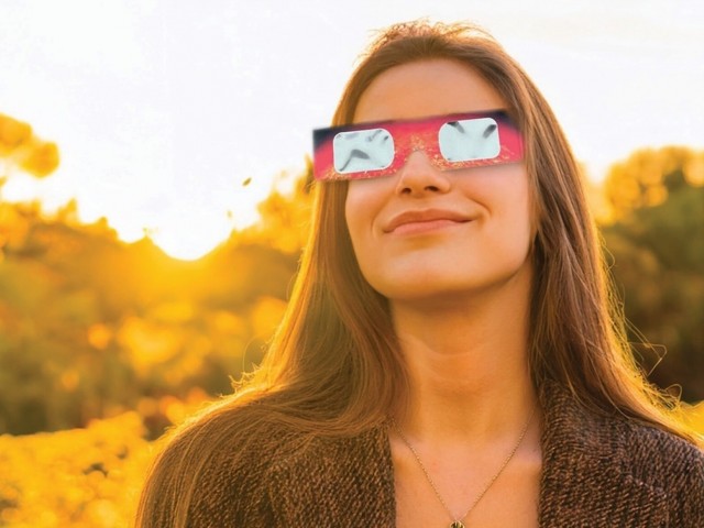 Gebruik een eclipsbril om naar de zonsverduistering te kijken!